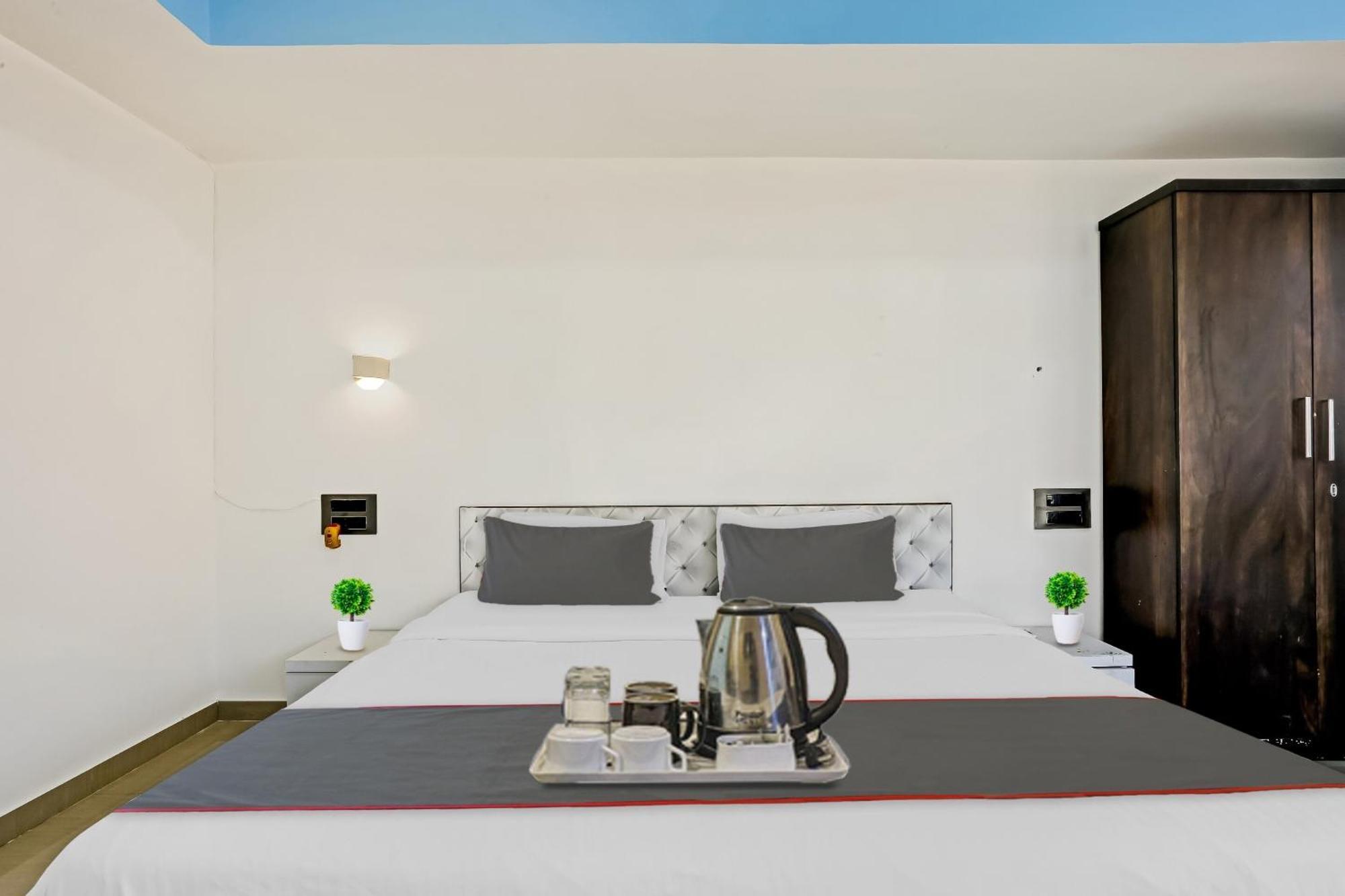 Oyo Salt House Hotel Mumbai Bagian luar foto