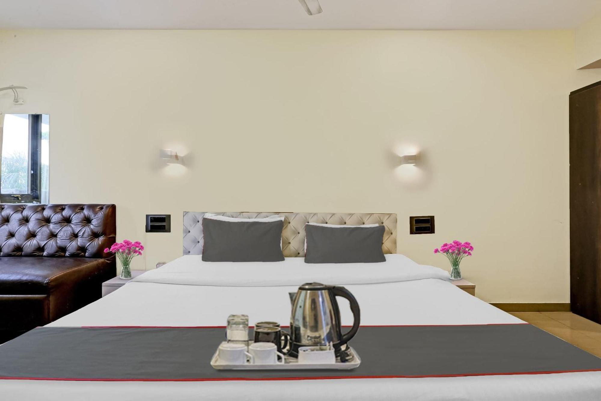 Oyo Salt House Hotel Mumbai Bagian luar foto