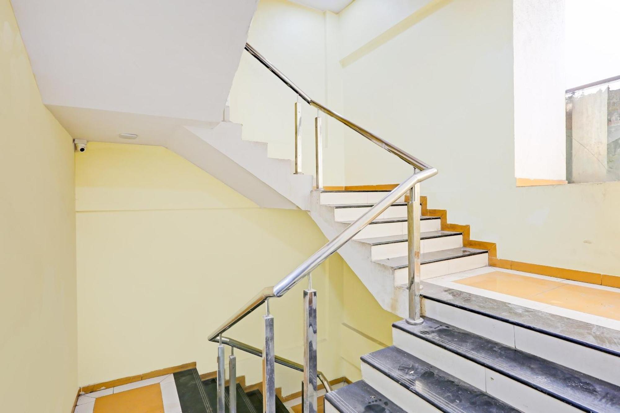Oyo Salt House Hotel Mumbai Bagian luar foto